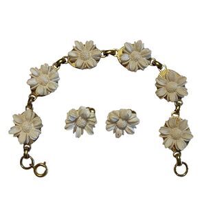 Bracelet and Clip‎ Earring Set White Hard Plastic Daisy Floral on Gold Tone